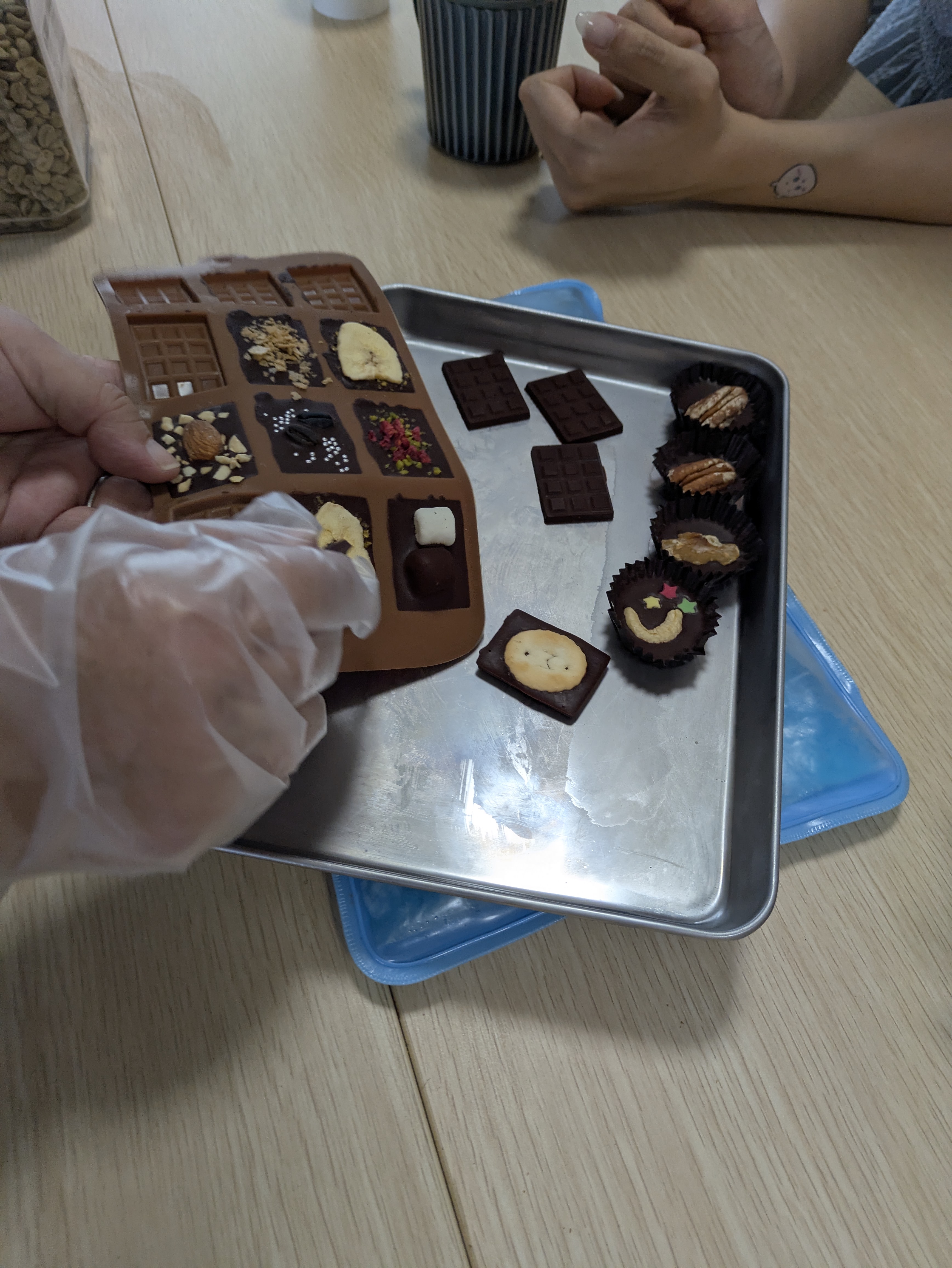 カカオ豆焙煎から手作りチョコレート体験